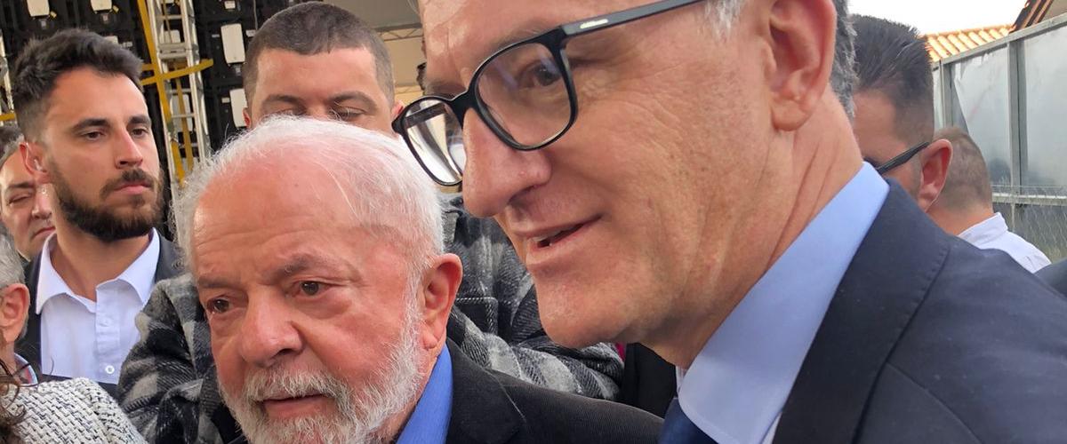 Presidente da Amzop, Evandro Massing, entrega ao presidente Lula documento solicitando o projeto executivo da Ferrovia Norte-Sul