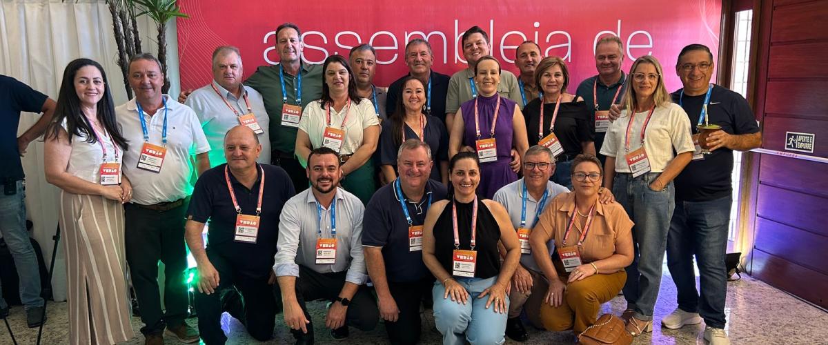 Prefeitos da AMZOP participam da Assembleia de Verão da Famurs 2025