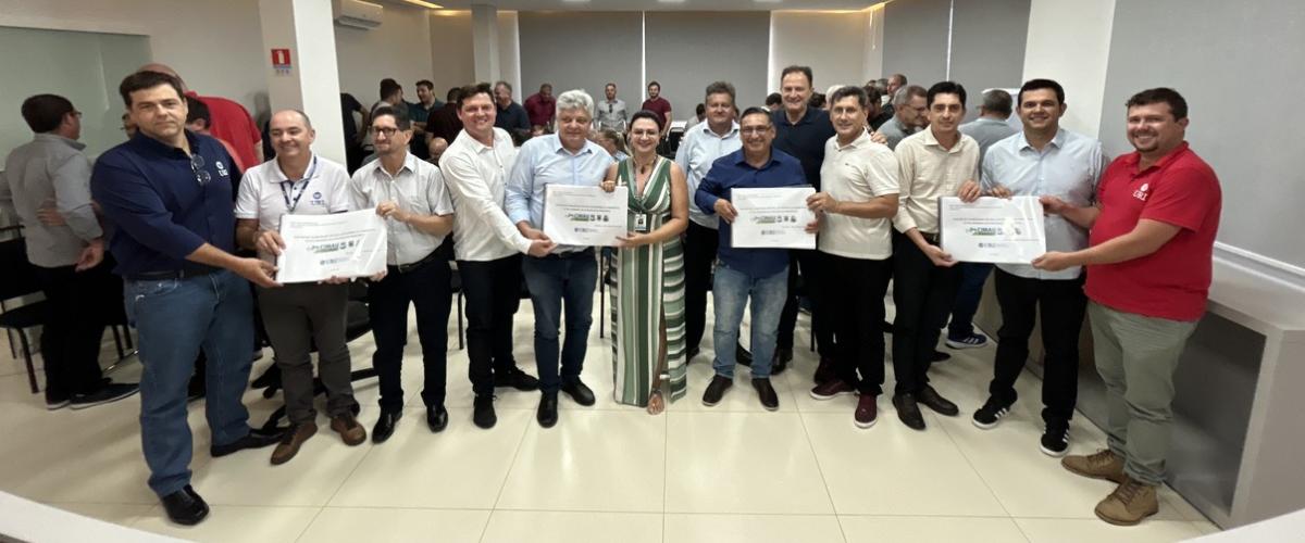 Lideranças da AMZOP participam da entrega do estudo técnico para pavimentação asfáltica entre Rodeio Bonito, Liberato Salzano e Trindade do Sul