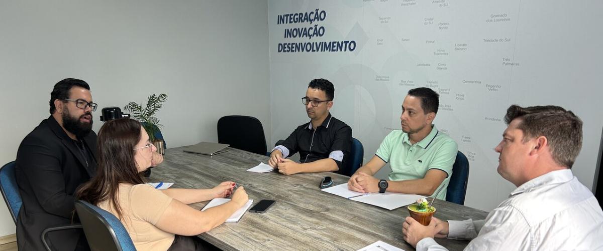 Diálogo e planejamento de ações marcam encontro do presidente Adilson Balestrin com Conselho dos Controladores Internos da AMZOP